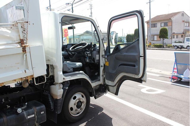 三菱ふそう キャンター ダンプ（3t積・BLUETEC） 平成25年式 